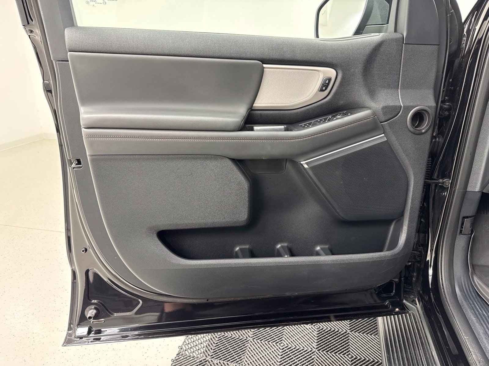 2025 Ford Expedition Active - Photo 13
