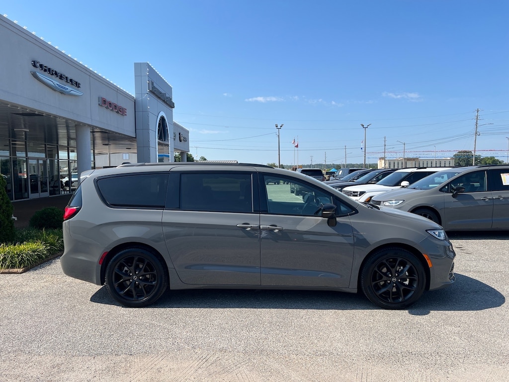 Used 2025 Chrysler Pacifica Limited