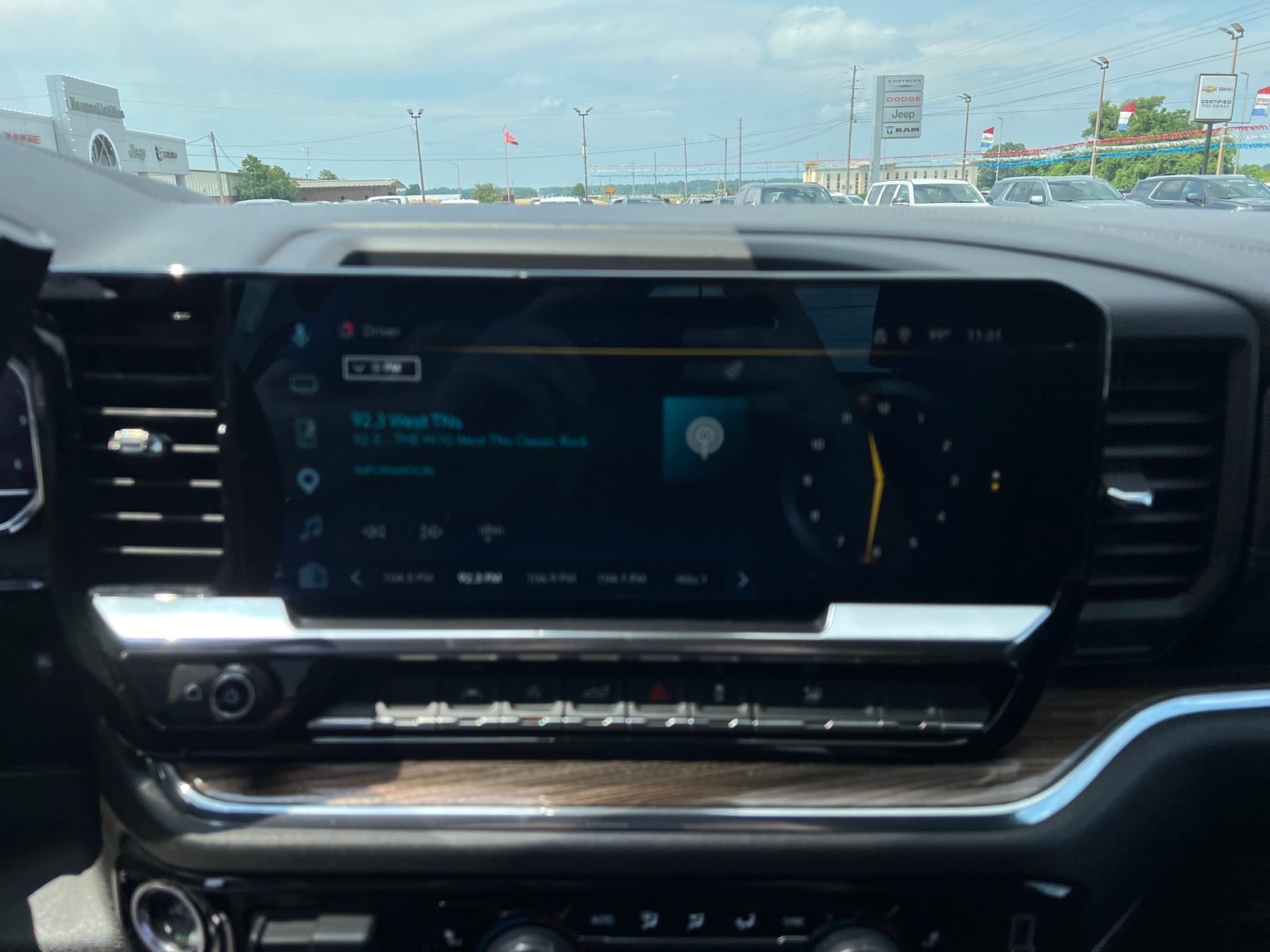 2025 Chevrolet Silverado 1500 LT - Photo 18