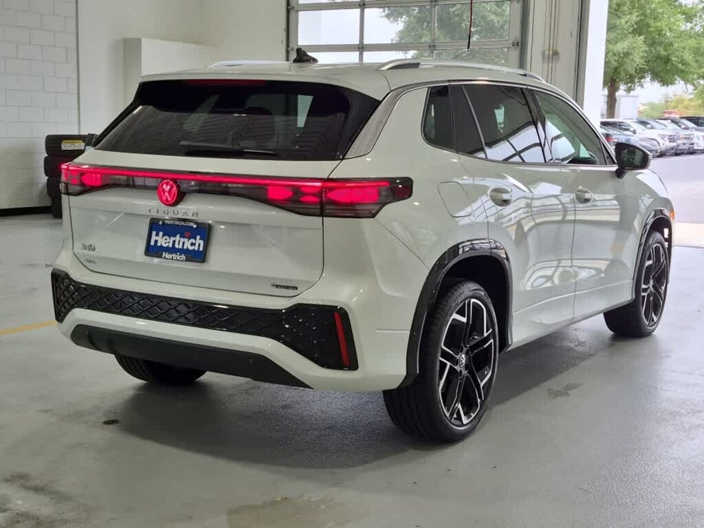 Used 2025 Volkswagen Tiguan SEL R-Line
