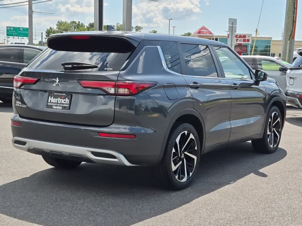 Used 2024 Mitsubishi Outlander SE