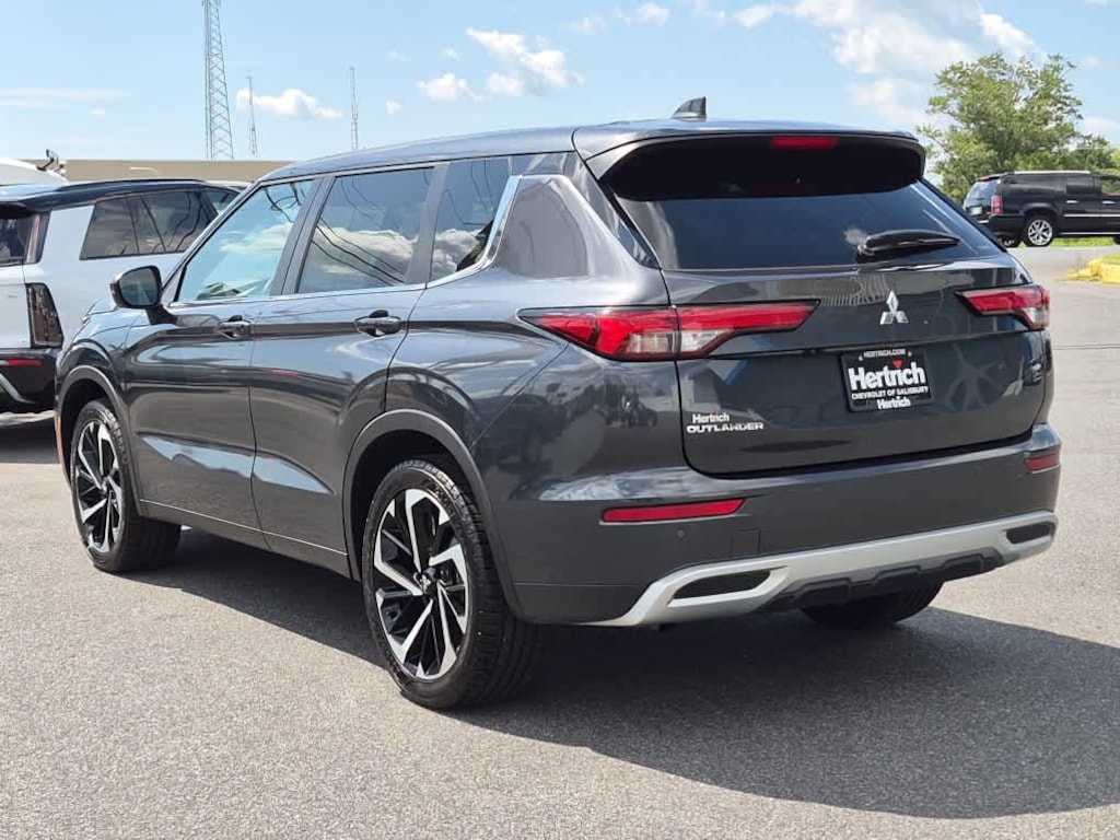 Used 2024 Mitsubishi Outlander SE
