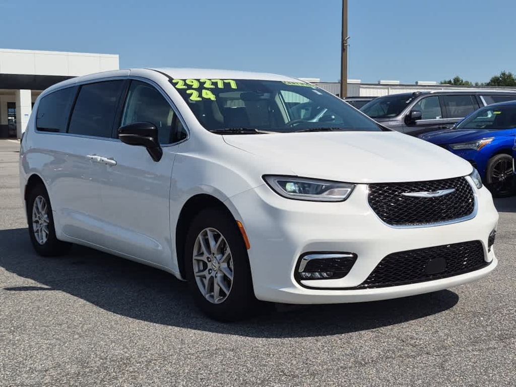 Used 2024 Chrysler Pacifica Touring L