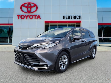 2023 Toyota Sienna Limited 7-Passenger Passenger Van