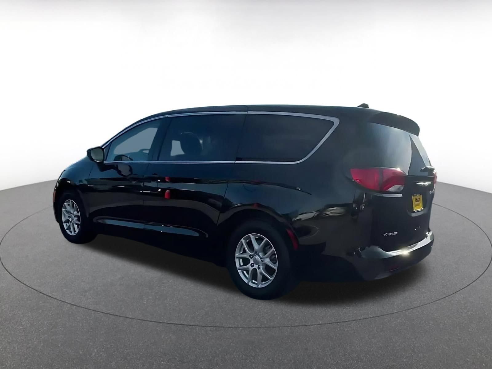 Thumbnail: 2024 Chrysler Voyager - 9
