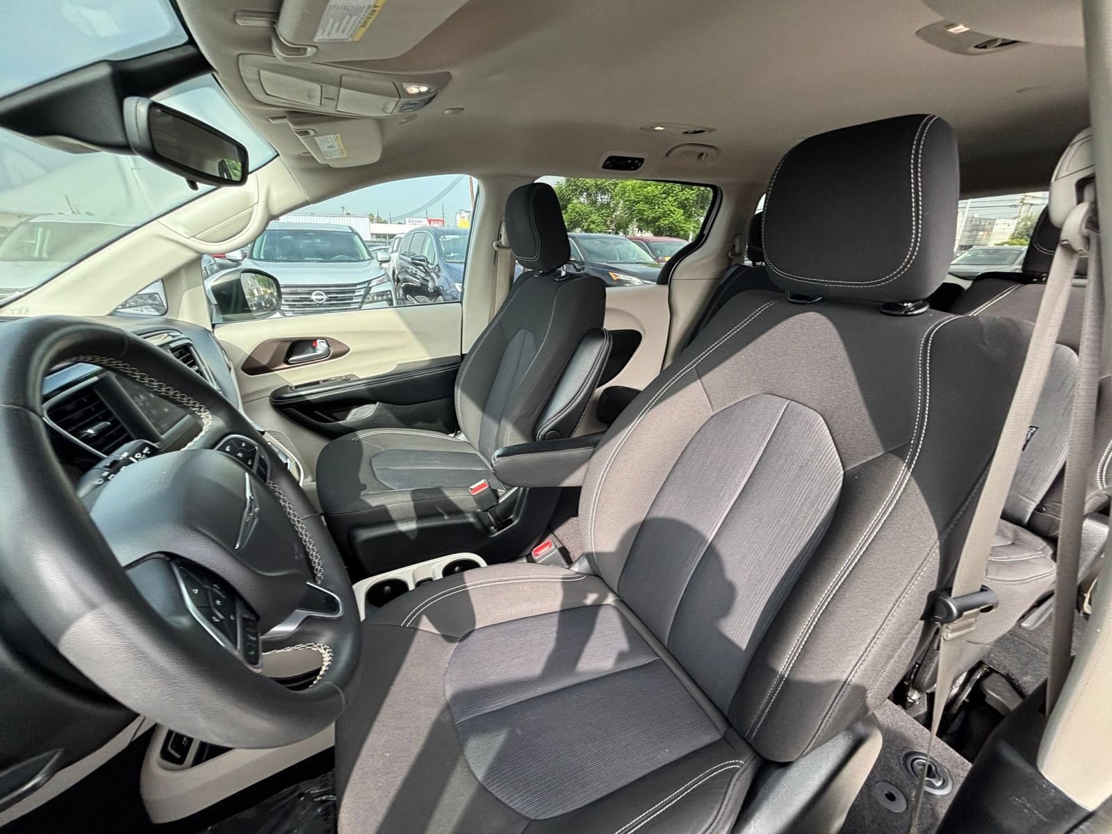 Thumbnail: 2023 Chrysler Voyager - 28