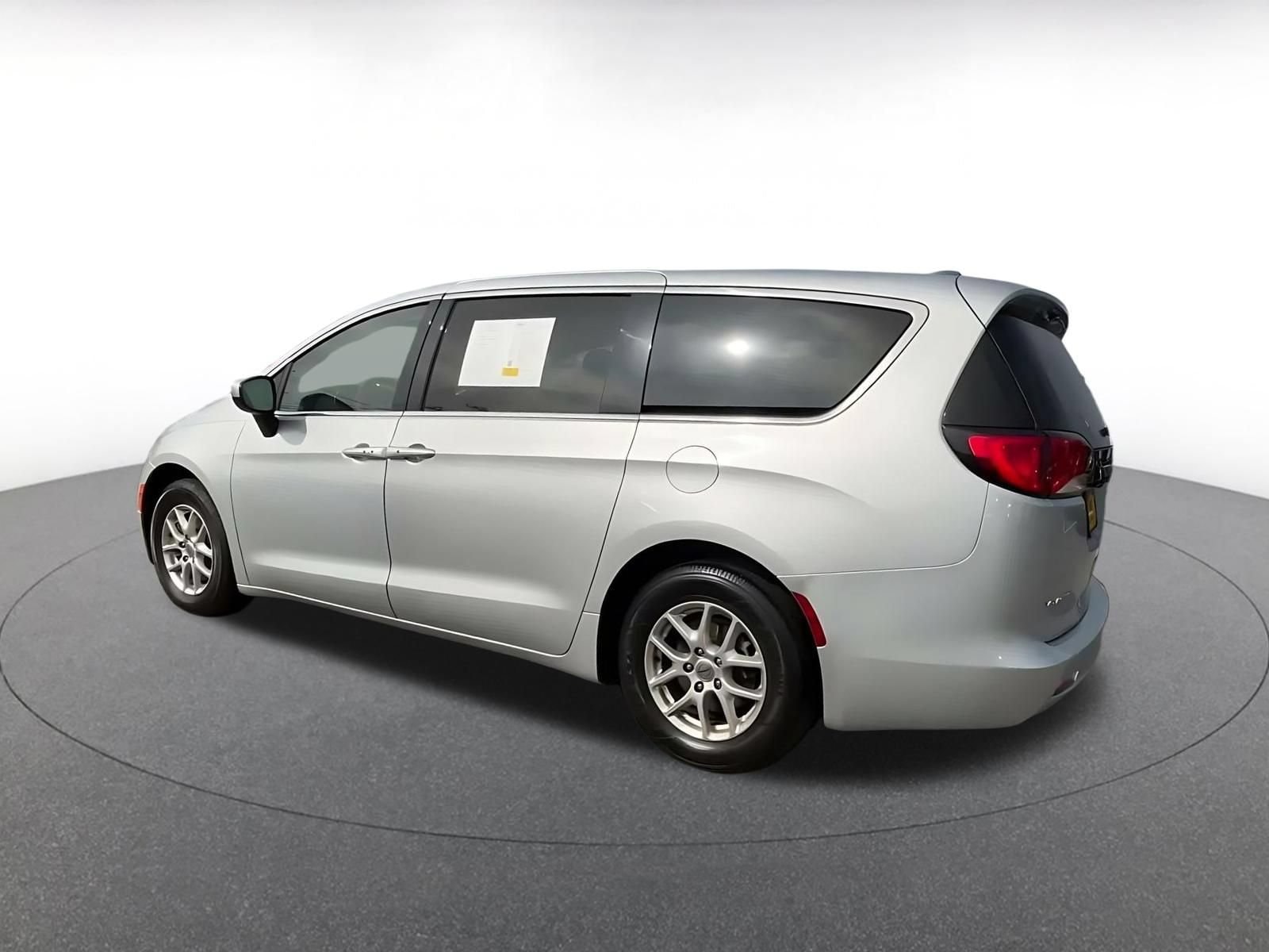 Thumbnail: 2023 Chrysler Voyager - 9
