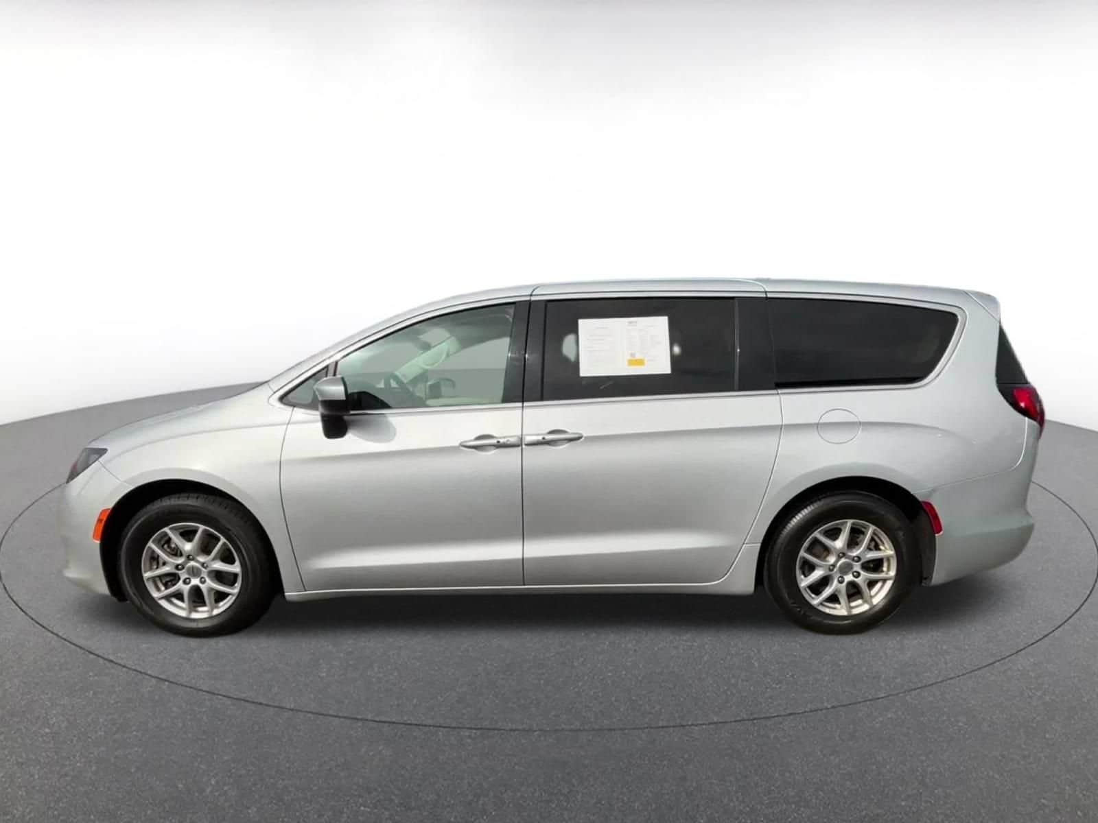 Thumbnail: 2023 Chrysler Voyager - 8