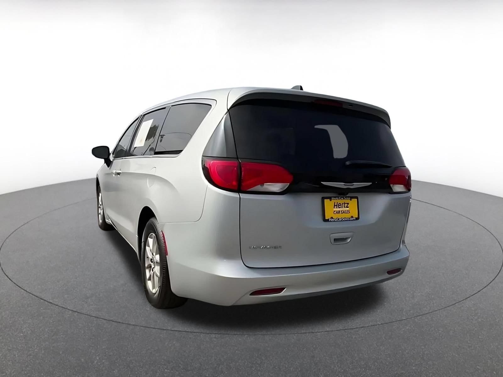Thumbnail: 2023 Chrysler Voyager - 10