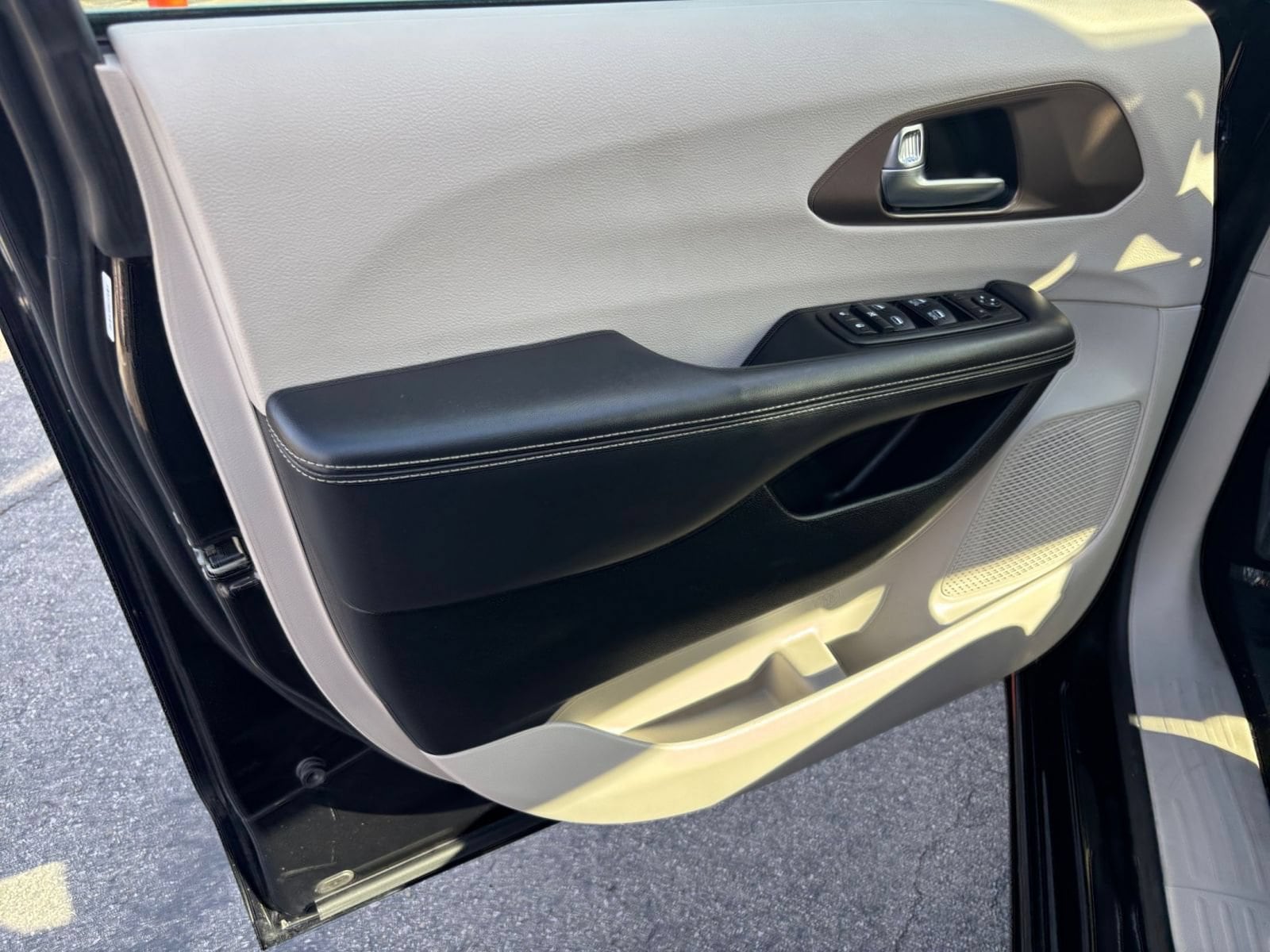 Thumbnail: 2024 Chrysler Voyager - 18