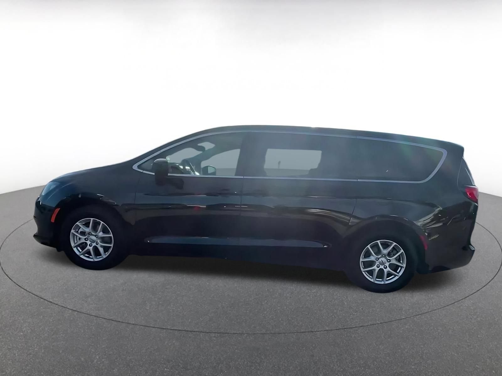 Thumbnail: 2024 Chrysler Voyager - 8