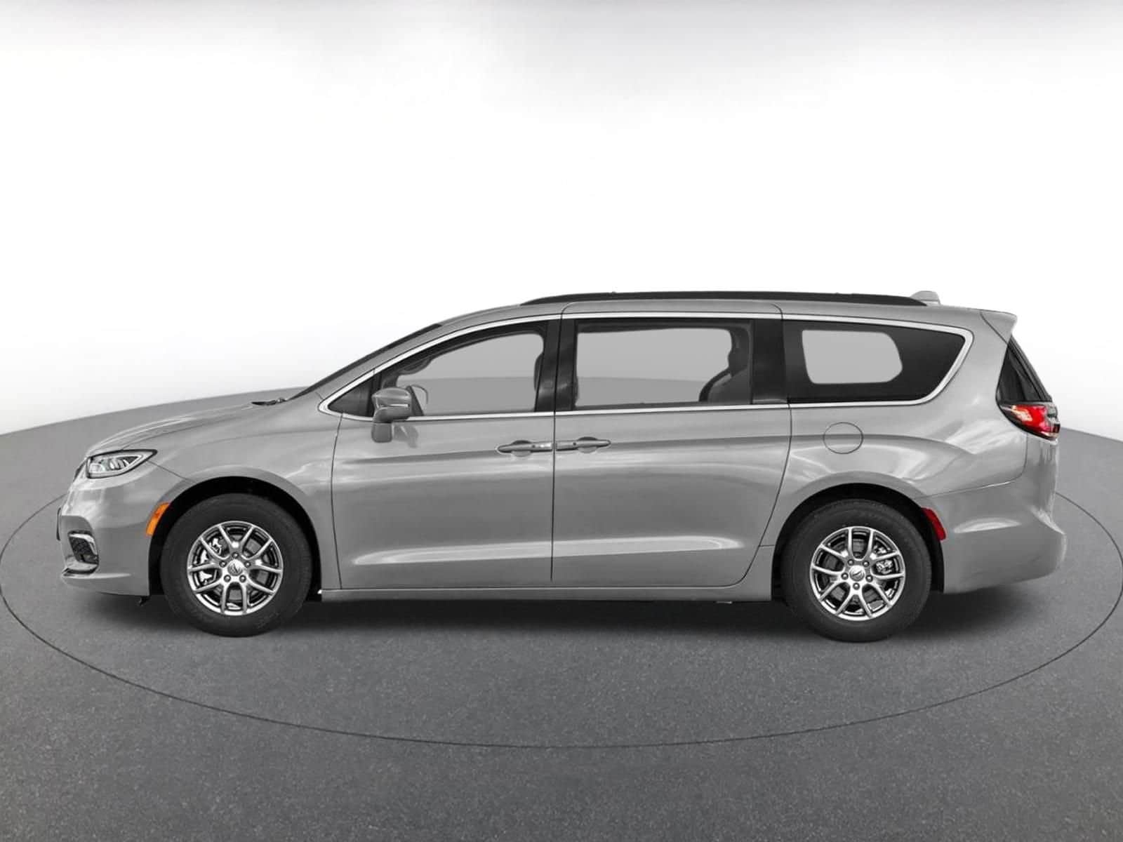 Thumbnail: 2022 Chrysler Pacifica - 3