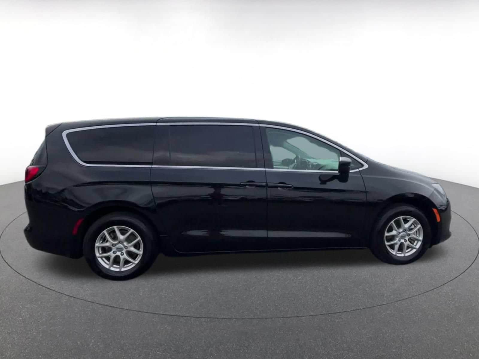 Thumbnail: 2024 Chrysler Voyager - 15
