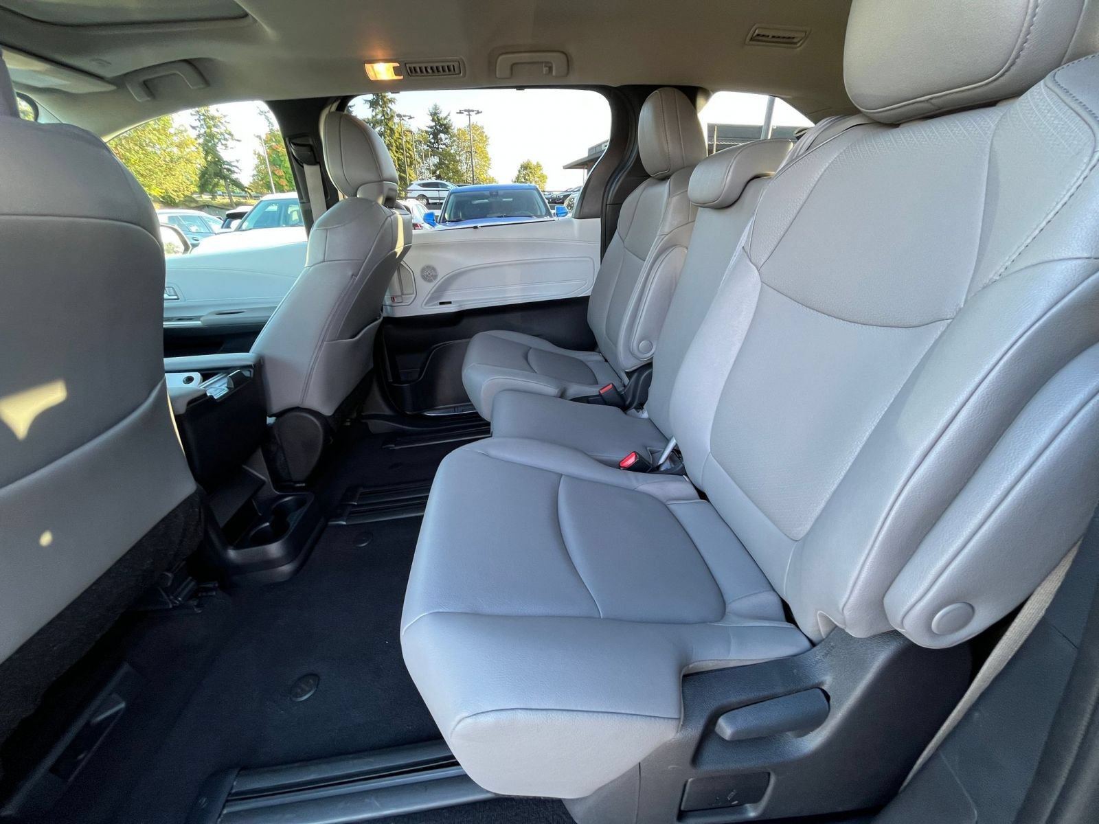 Thumbnail: 2025 Toyota Sienna - 26