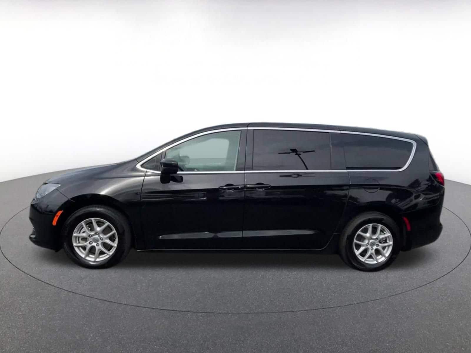 Thumbnail: 2024 Chrysler Voyager - 8