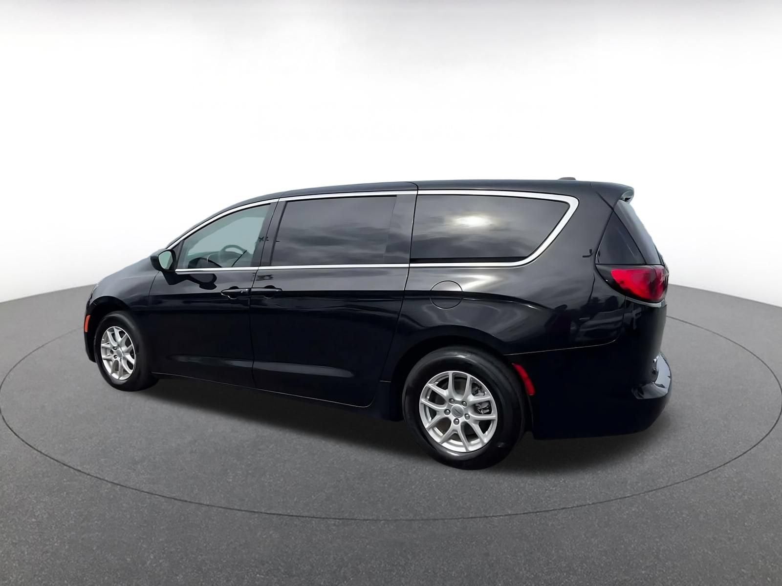 Thumbnail: 2024 Chrysler Voyager - 9