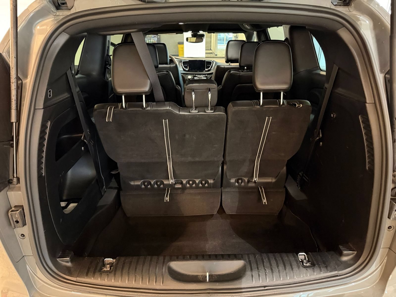 Thumbnail: 2025 Chrysler Pacifica - 32