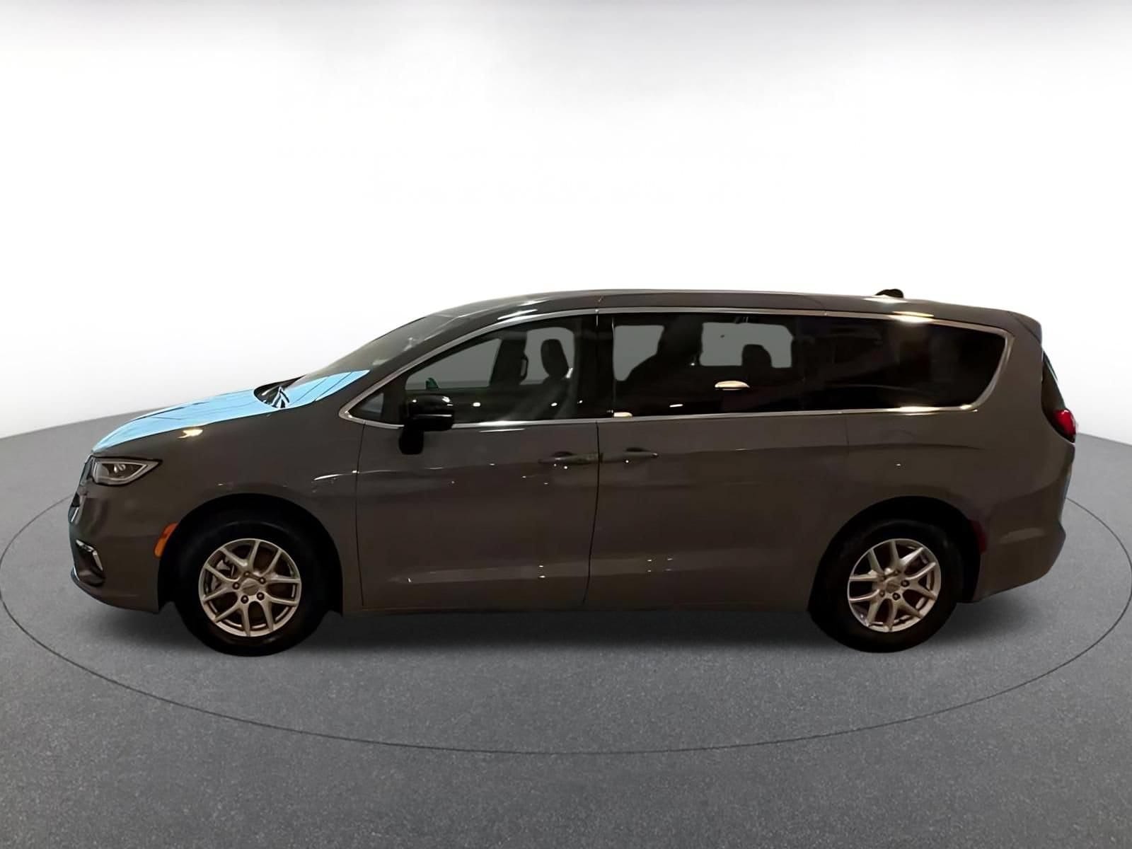 Thumbnail: 2025 Chrysler Pacifica - 8