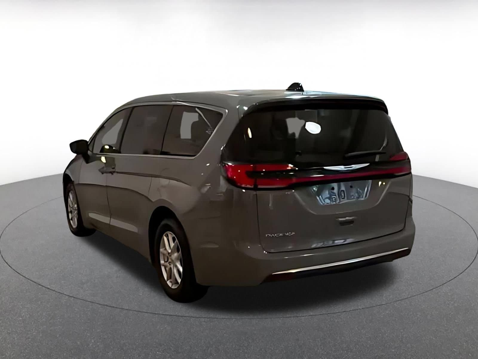 Thumbnail: 2025 Chrysler Pacifica - 10
