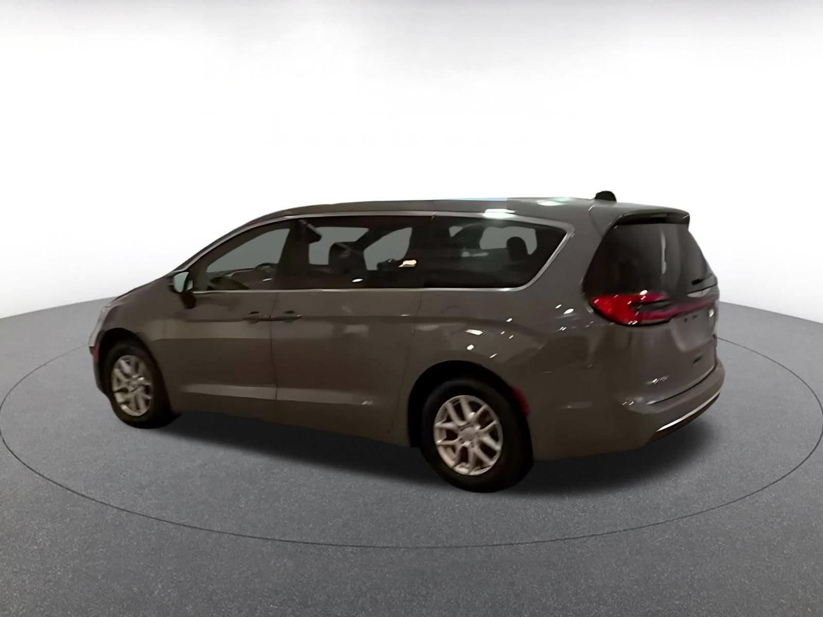 Thumbnail: 2025 Chrysler Pacifica - 9