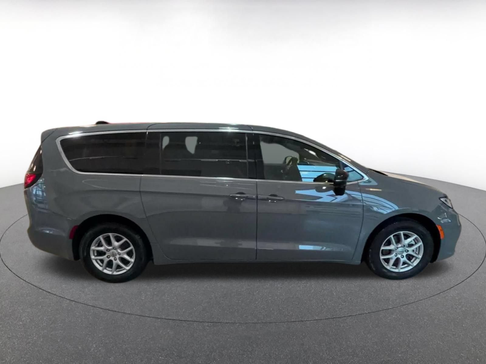 Thumbnail: 2025 Chrysler Pacifica - 15