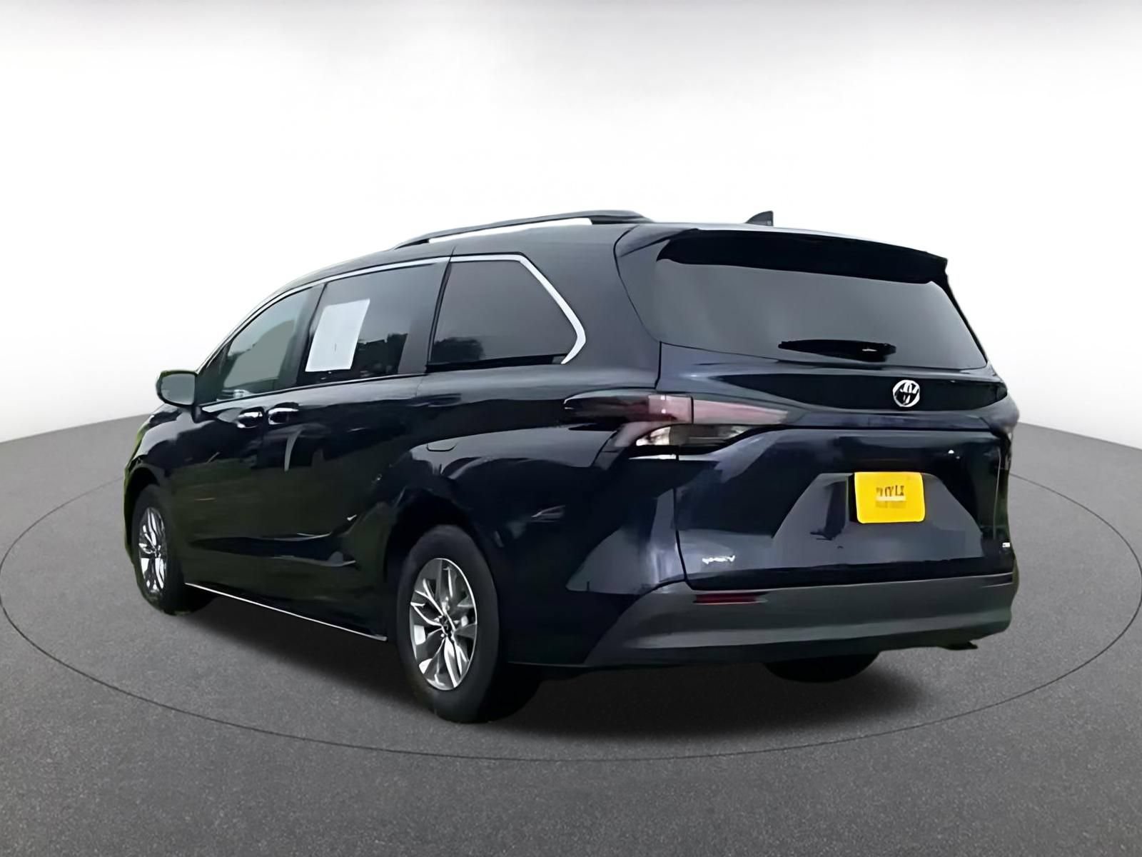 Thumbnail: 2025 Toyota Sienna - 10