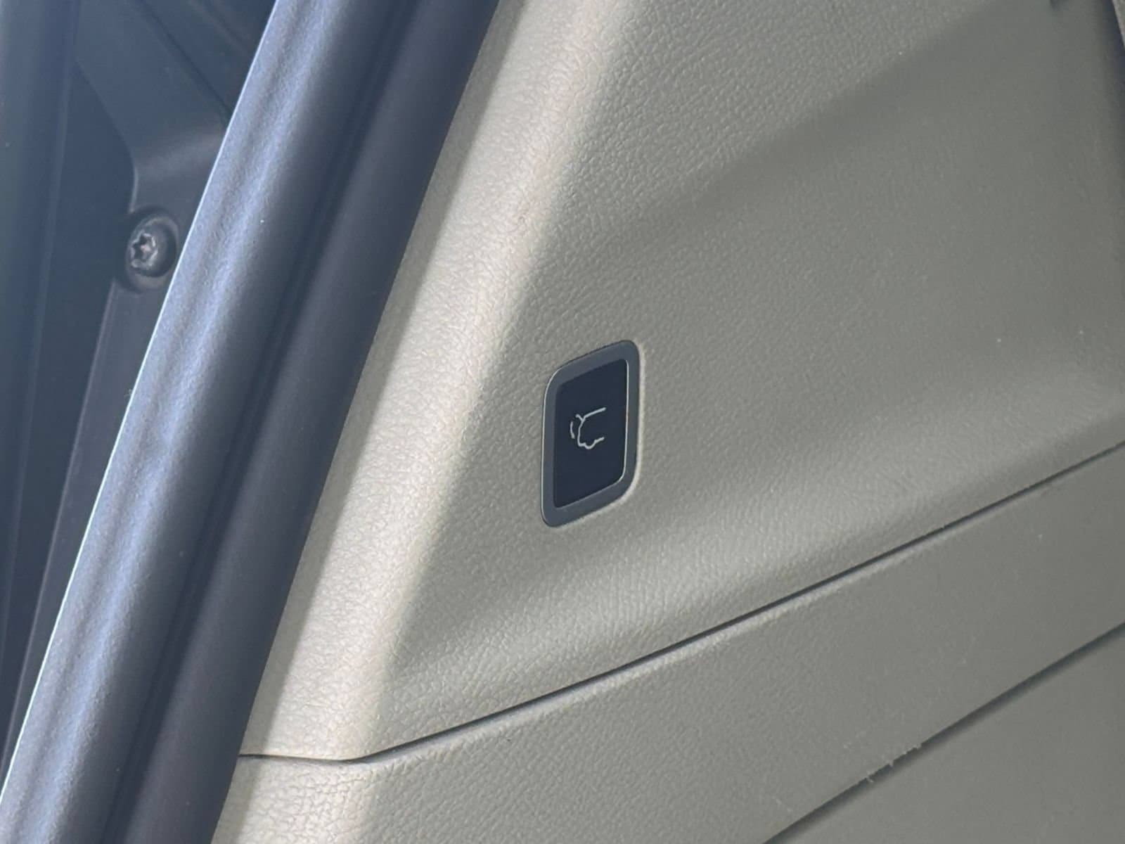 Thumbnail: 2023 Chrysler Voyager - 23