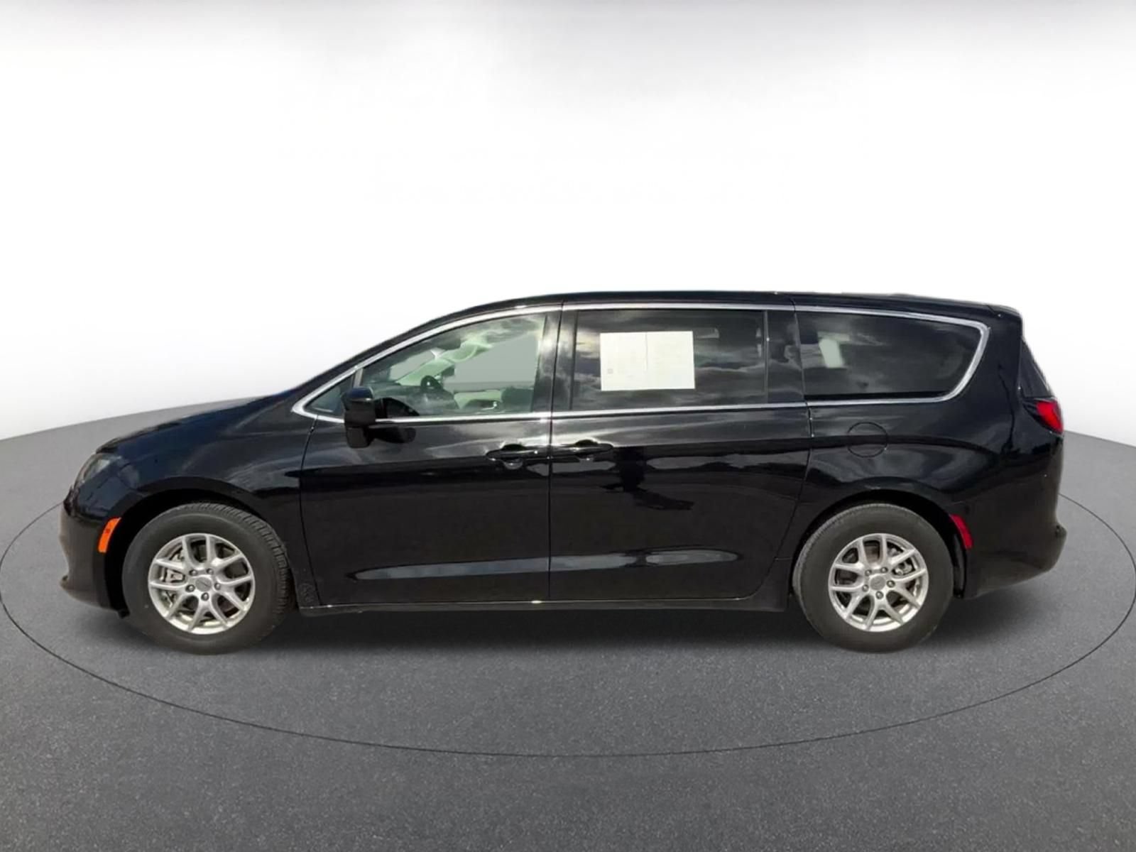 Thumbnail: 2024 Chrysler Voyager - 8