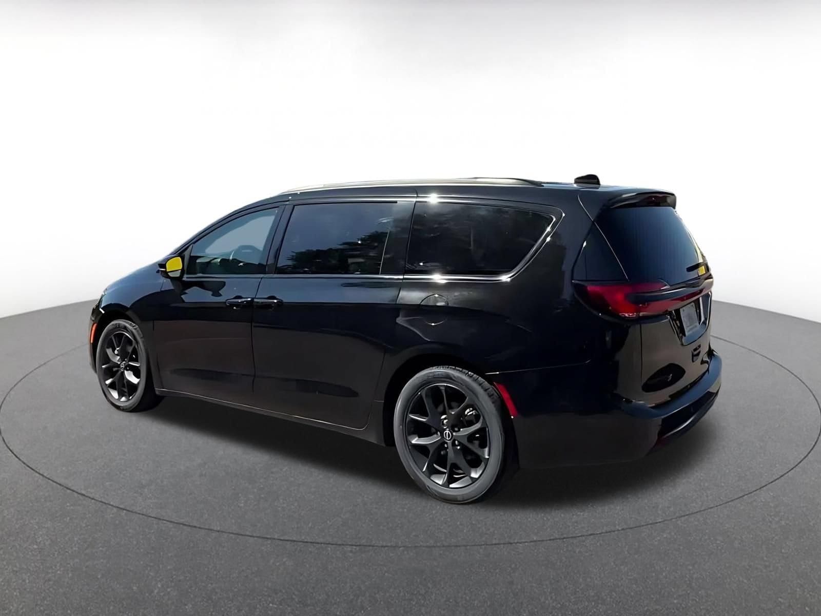 Thumbnail: 2025 Chrysler Pacifica - 9