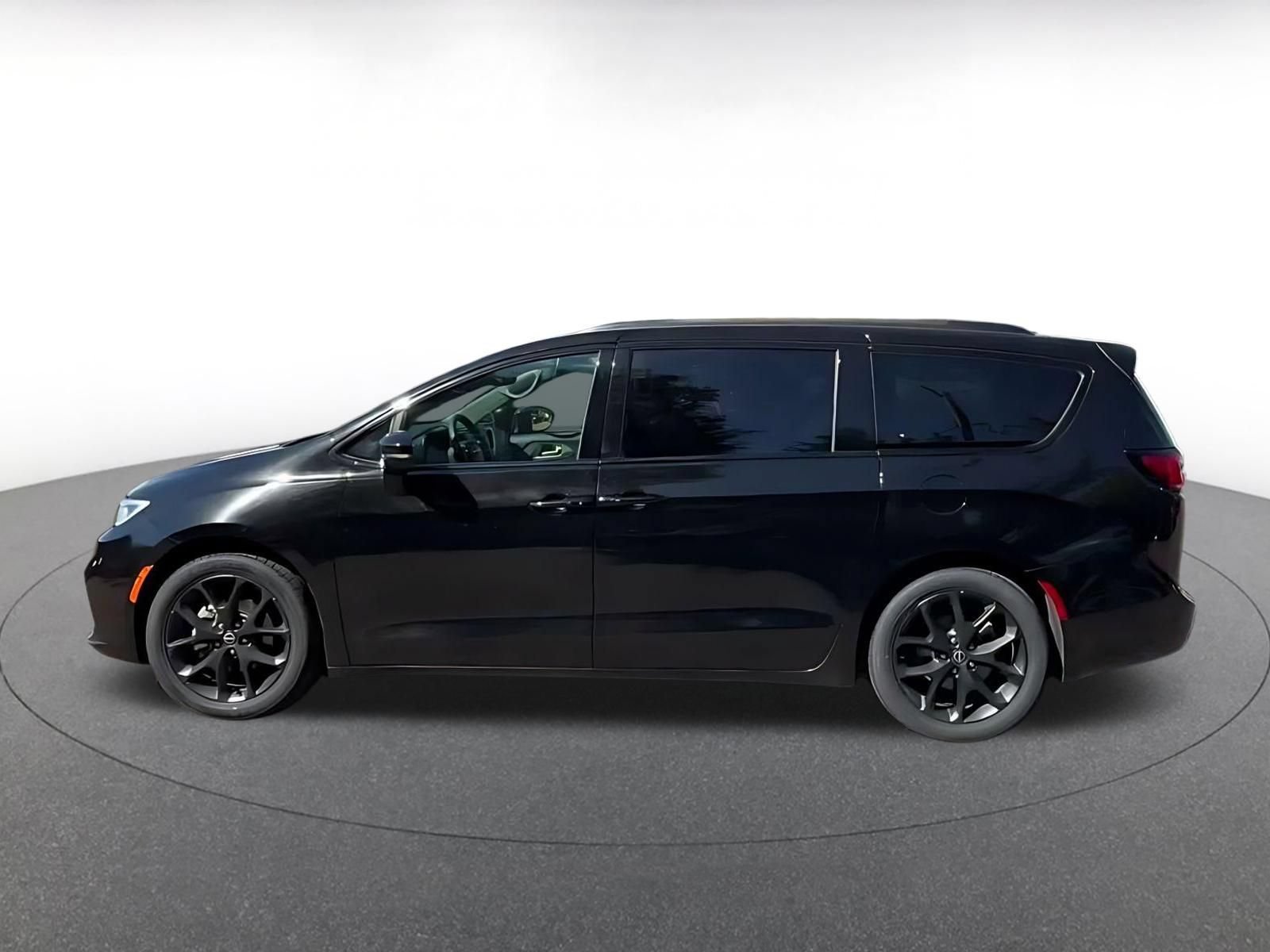 Thumbnail: 2025 Chrysler Pacifica - 8