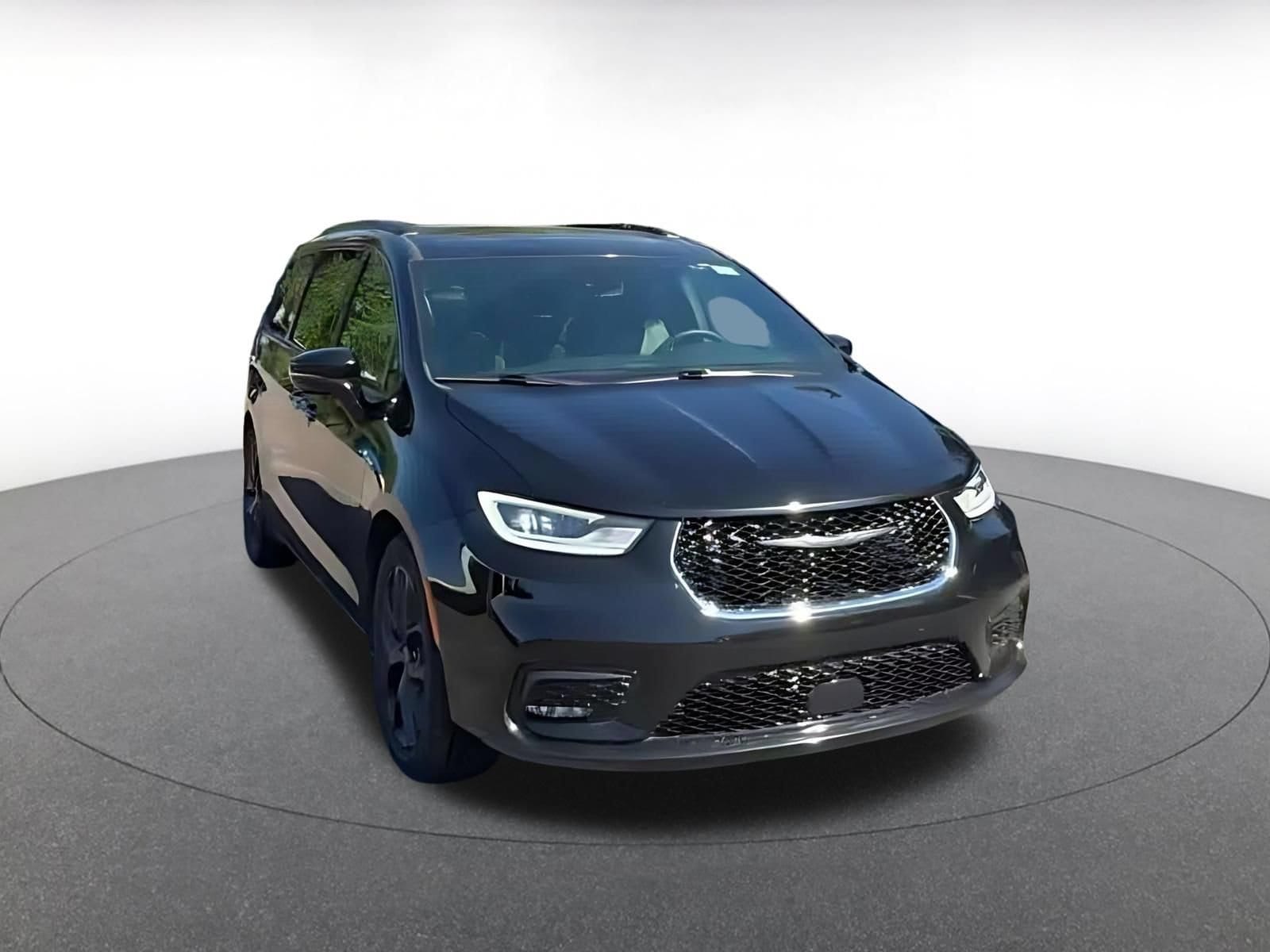 Thumbnail: 2025 Chrysler Pacifica - 3