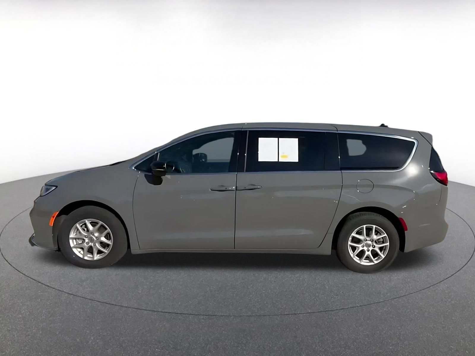 Thumbnail: 2025 Chrysler Pacifica - 8