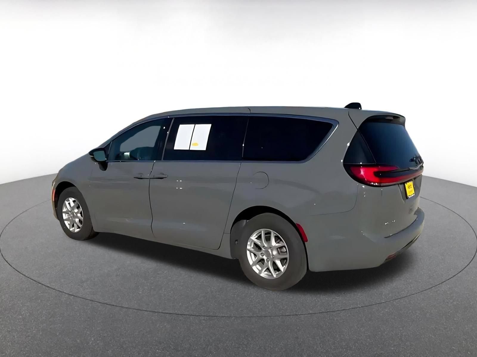 Thumbnail: 2025 Chrysler Pacifica - 9