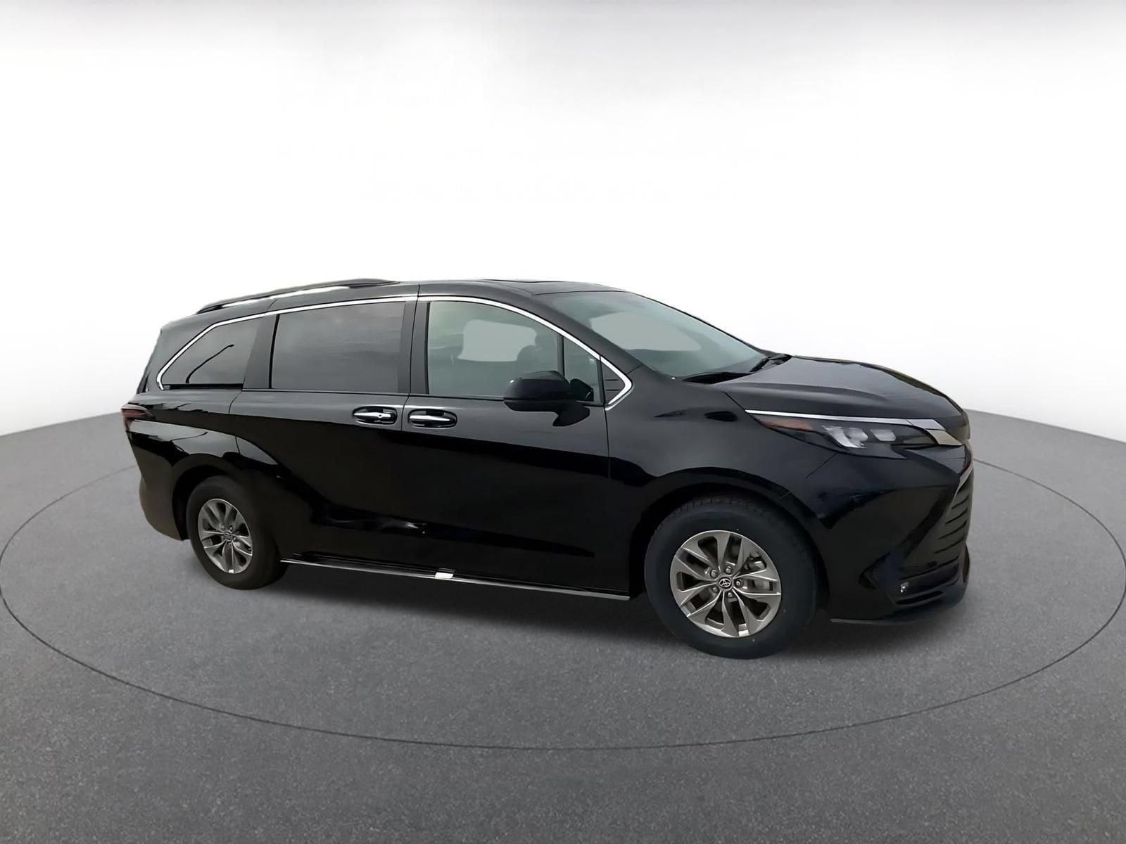 Thumbnail: 2025 Toyota Sienna - 2