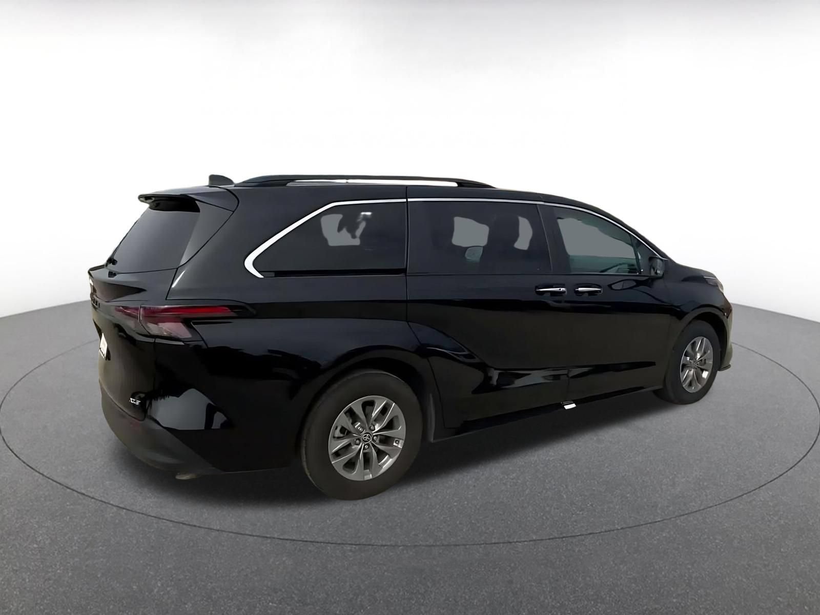 Thumbnail: 2025 Toyota Sienna - 14