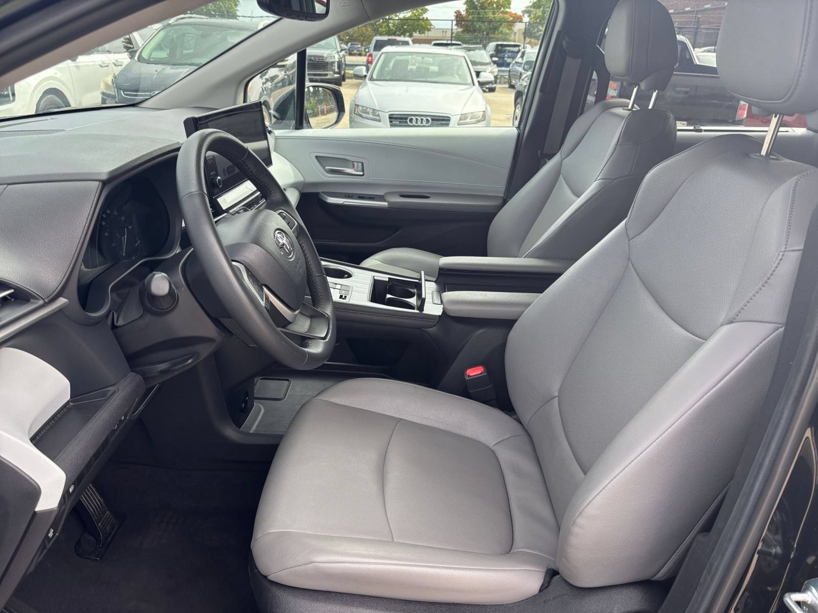 Thumbnail: 2025 Toyota Sienna - 27
