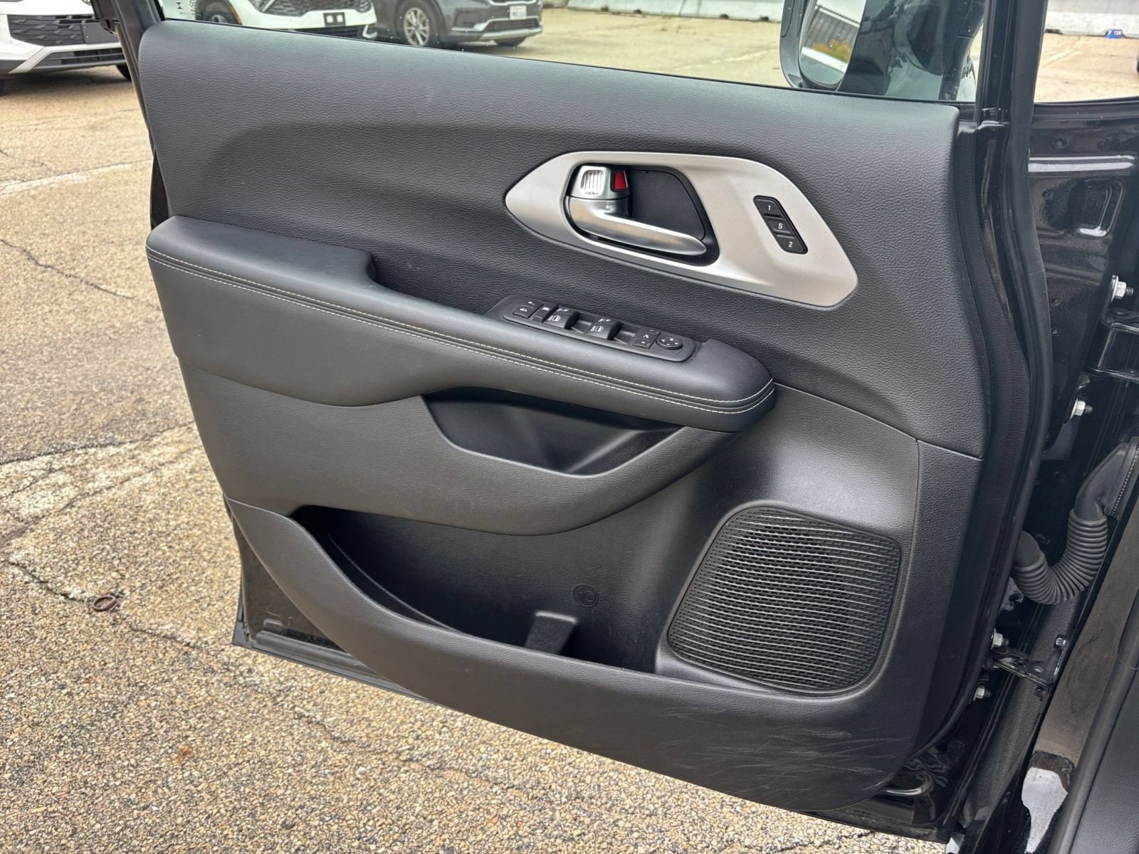 Thumbnail: 2025 Chrysler Pacifica - 18