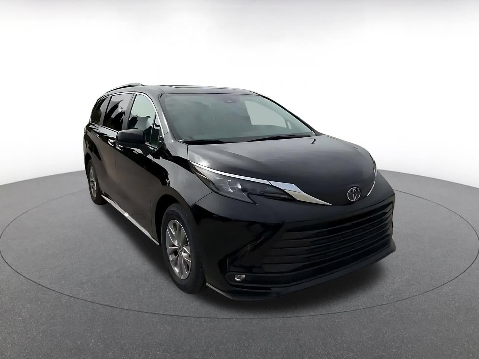Thumbnail: 2025 Toyota Sienna - 3