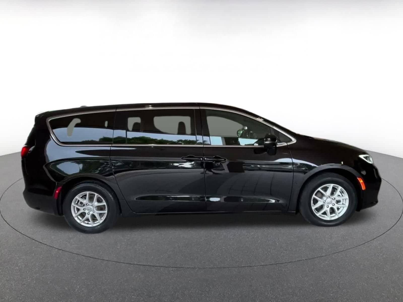 Thumbnail: 2025 Chrysler Pacifica - 15