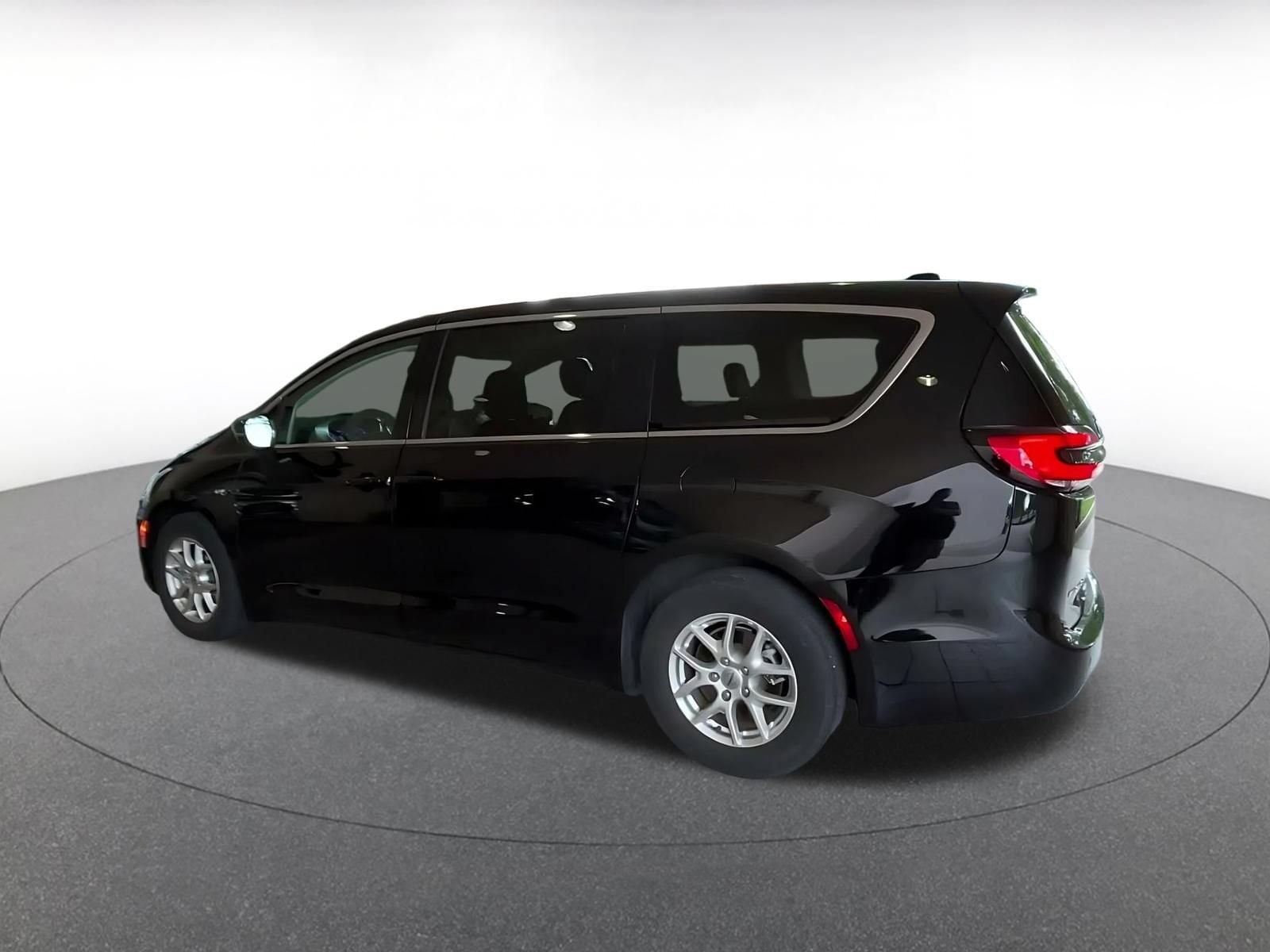 Thumbnail: 2024 Chrysler Pacifica - 8