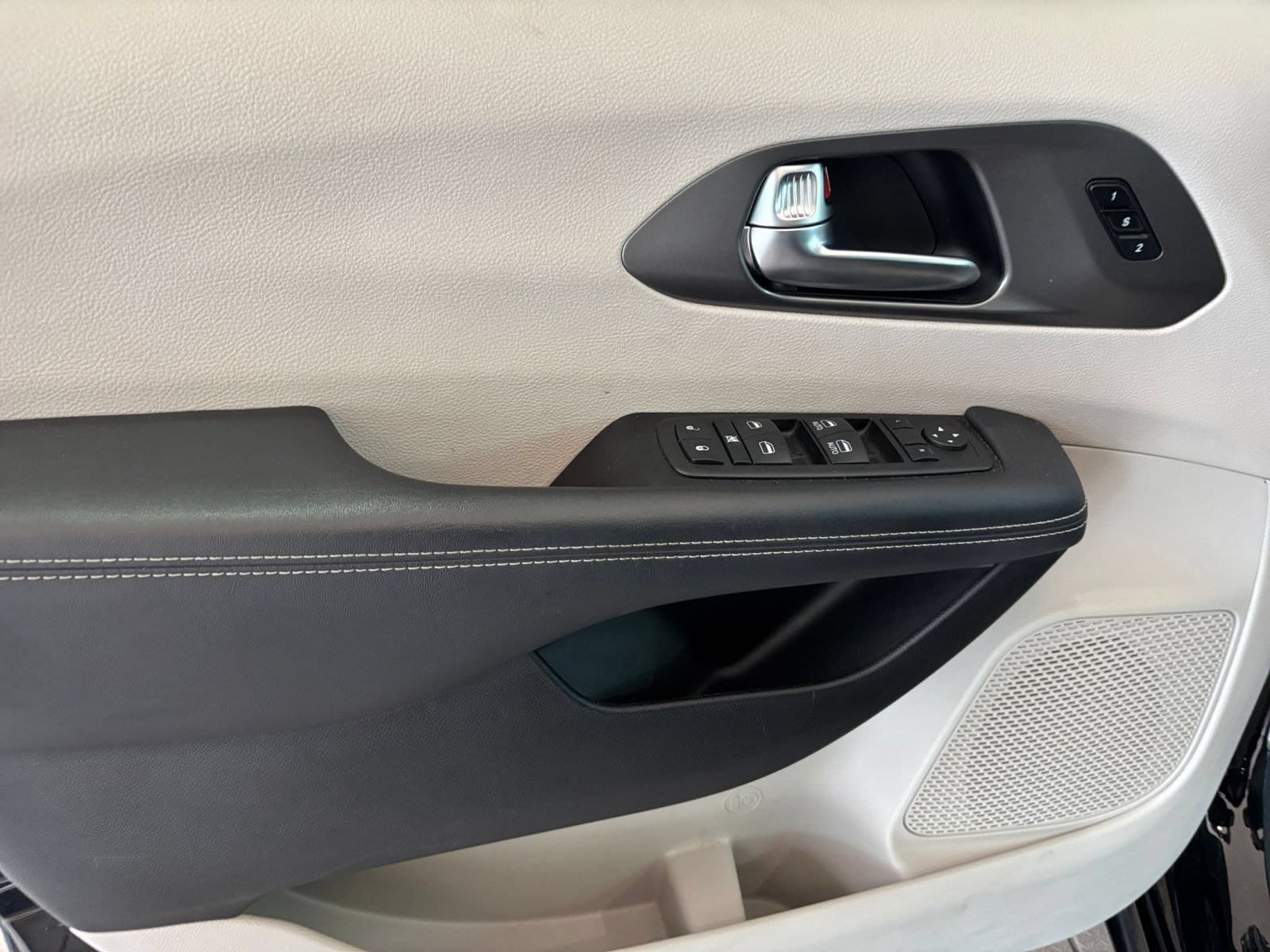 Thumbnail: 2024 Chrysler Pacifica - 18