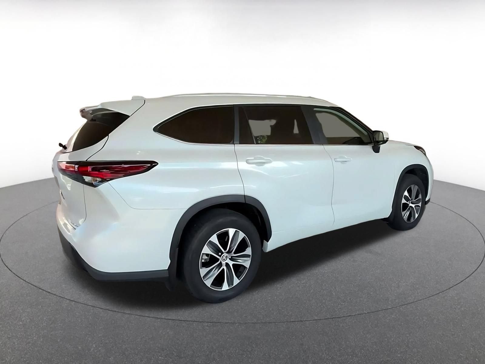 Thumbnail: 2026 Toyota Highlander - 13