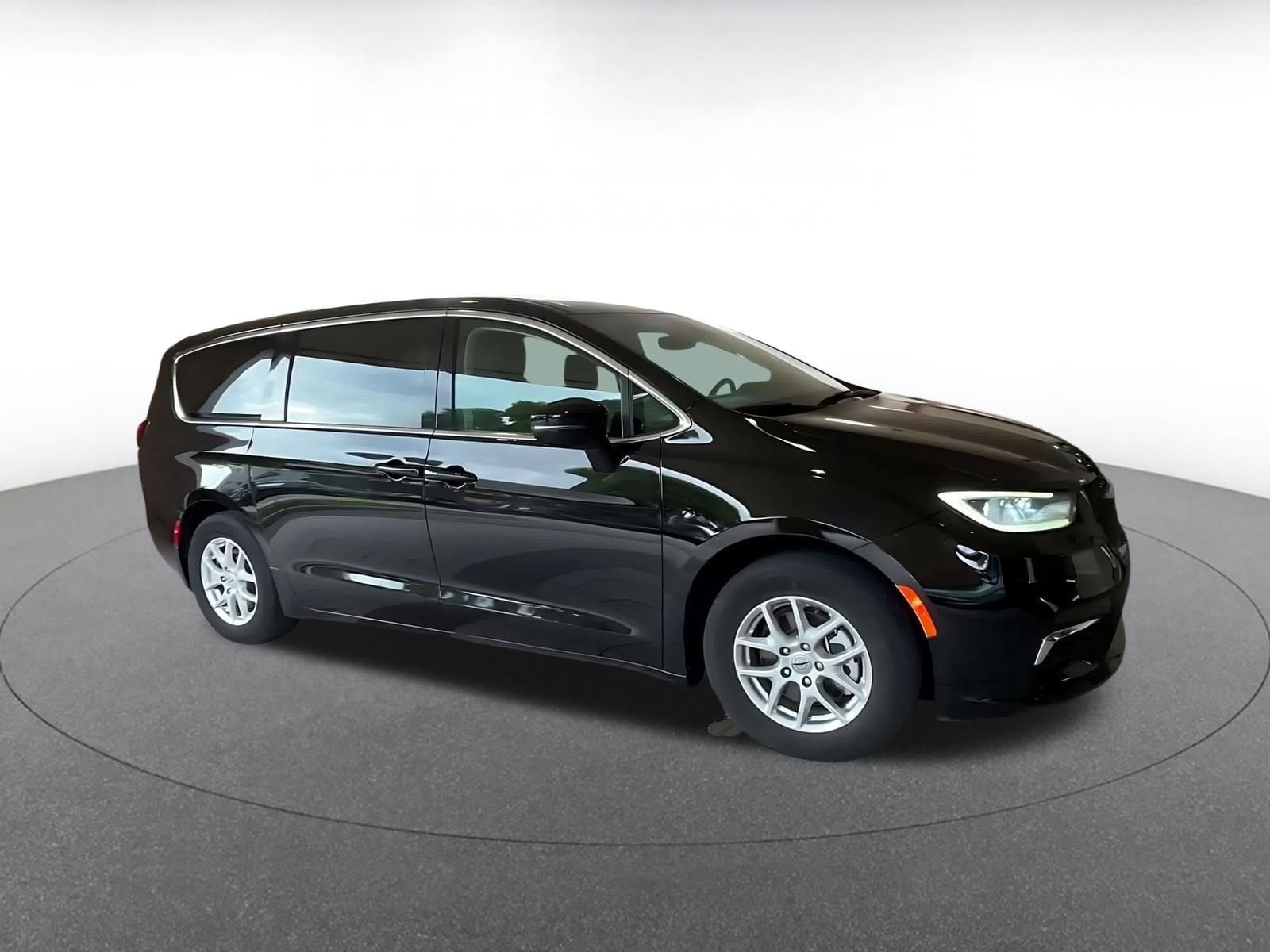 Thumbnail: 2024 Chrysler Pacifica - 2