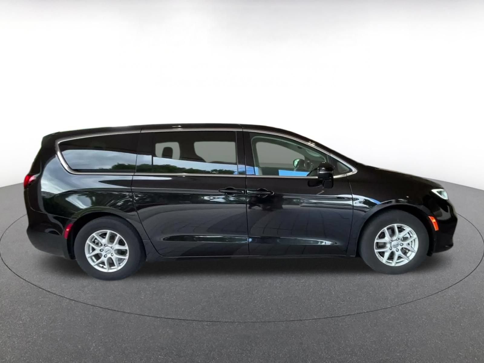 Thumbnail: 2024 Chrysler Pacifica - 15