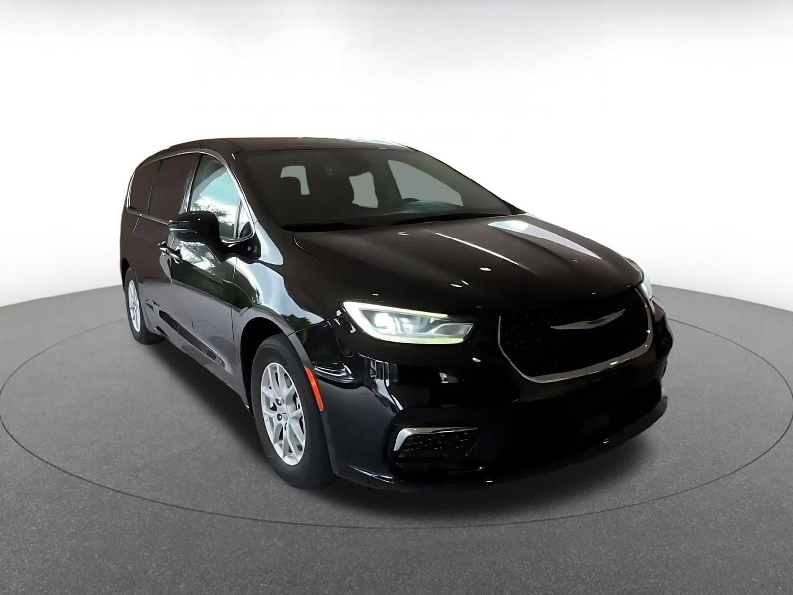 Thumbnail: 2024 Chrysler Pacifica - 3