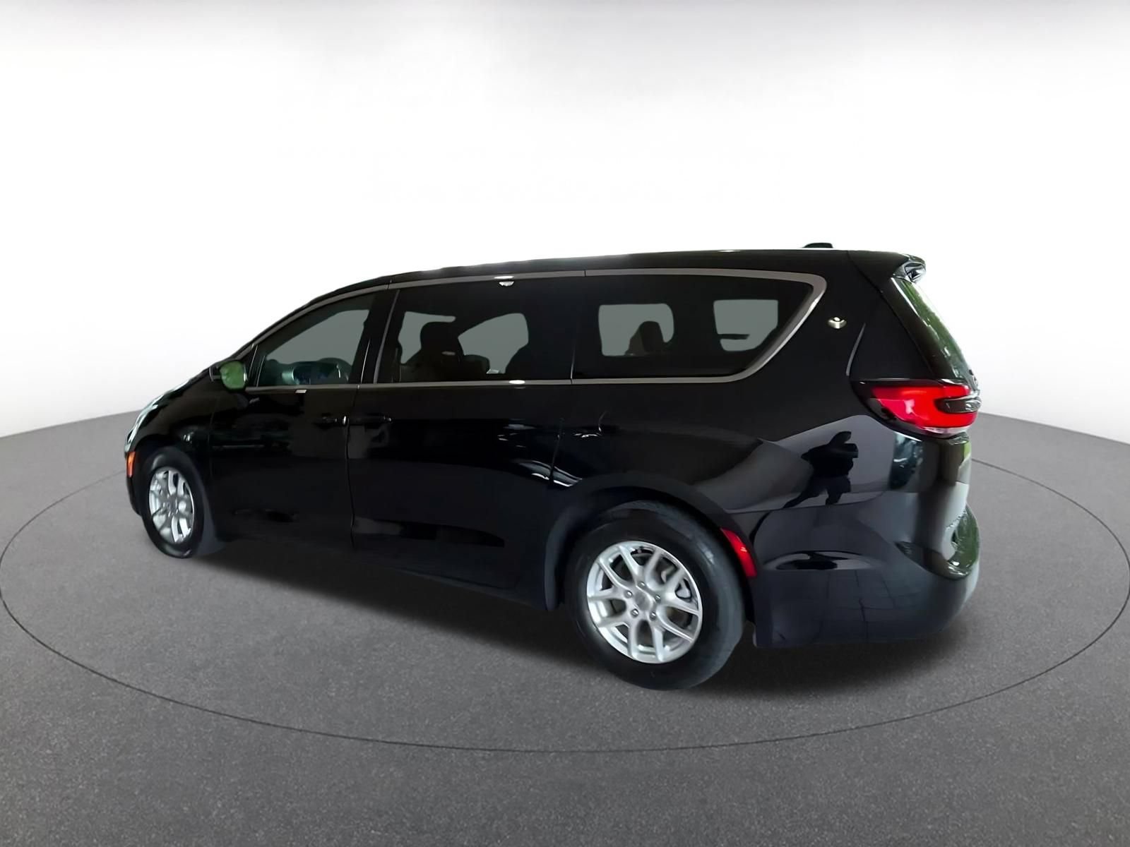 Thumbnail: 2025 Chrysler Pacifica - 8