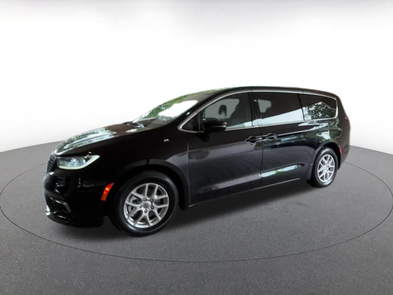 Thumbnail: 2025 Chrysler Pacifica - 6