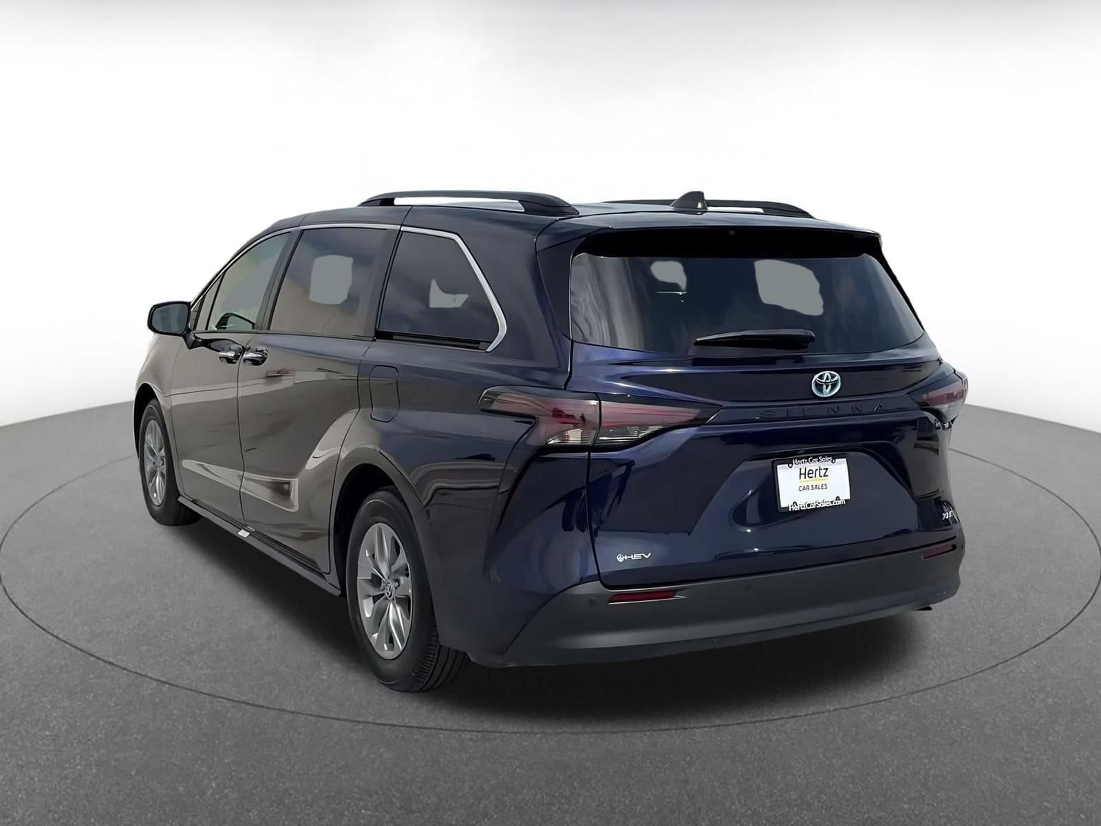Thumbnail: 2025 Toyota Sienna - 10