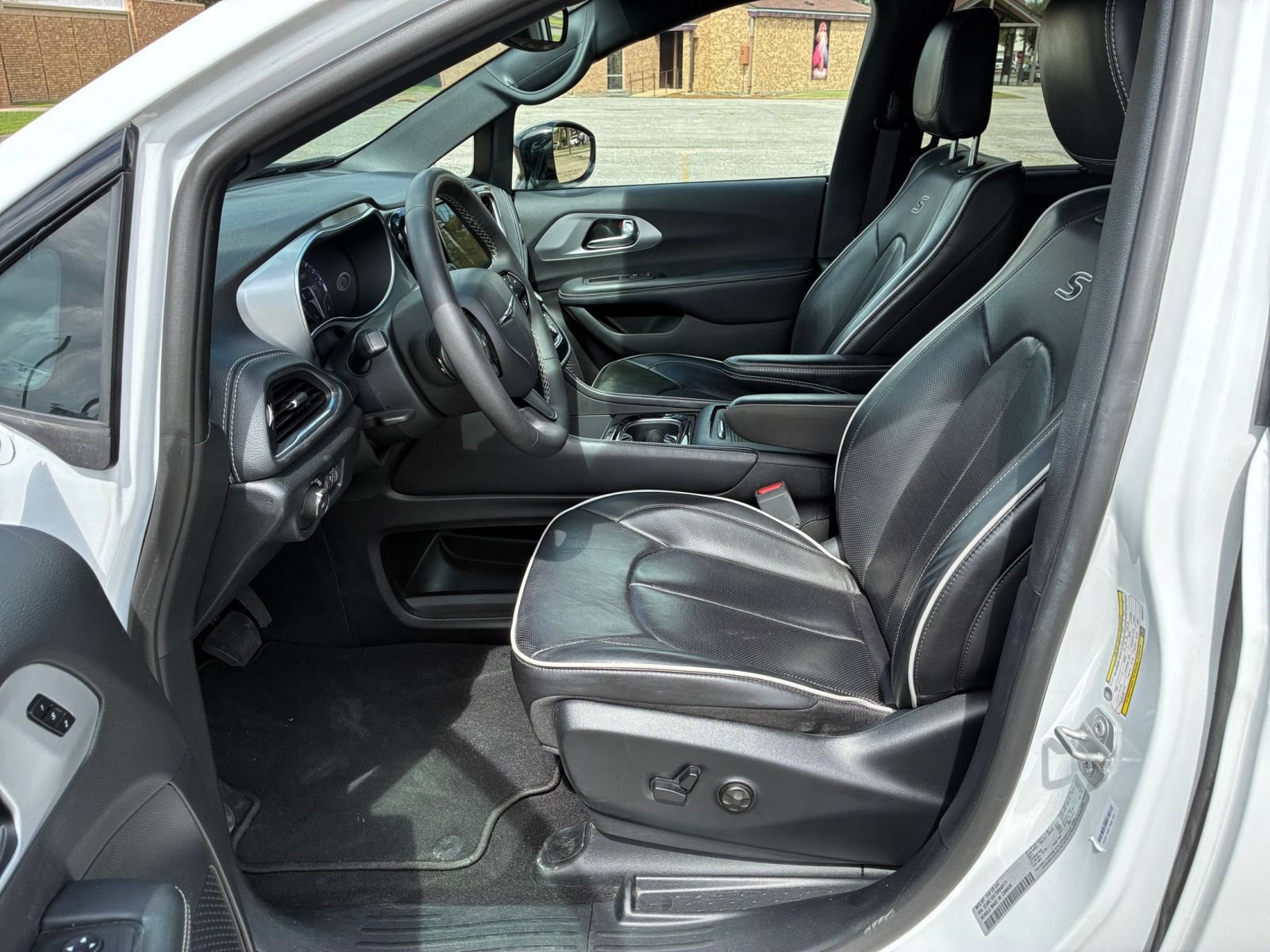 Thumbnail: 2025 Chrysler Pacifica - 28