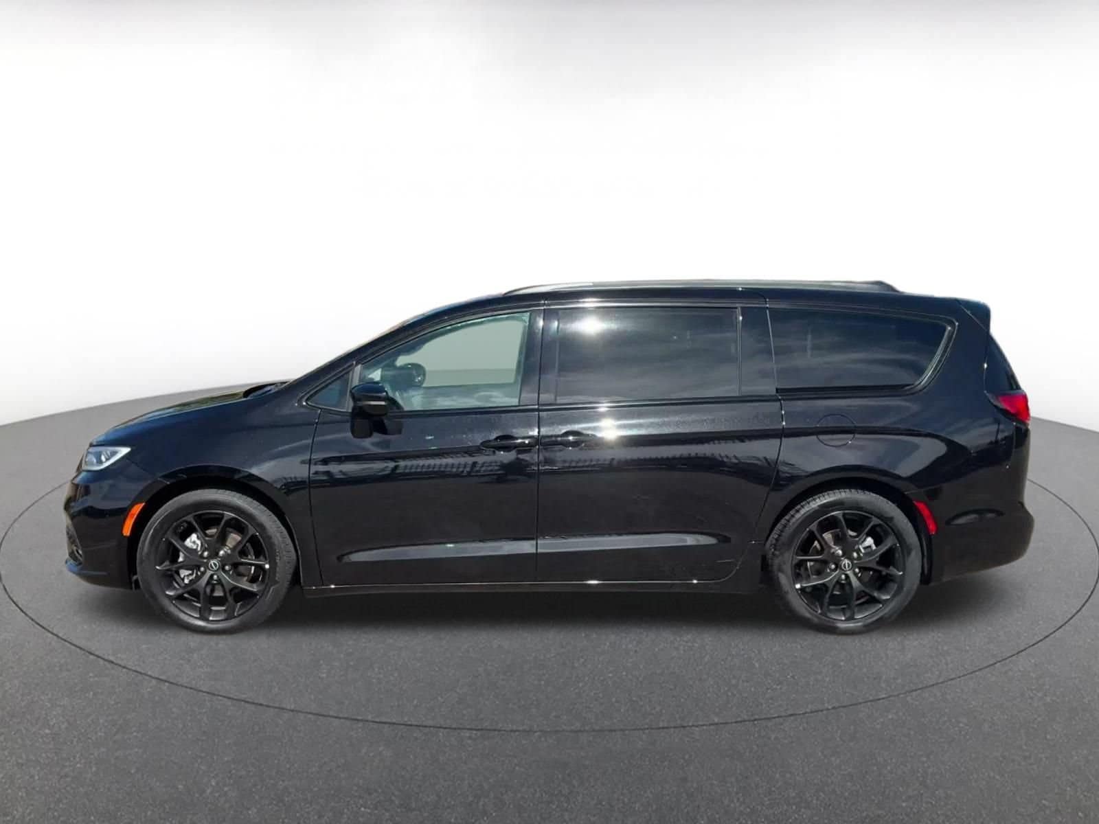 Thumbnail: 2025 Chrysler Pacifica - 8